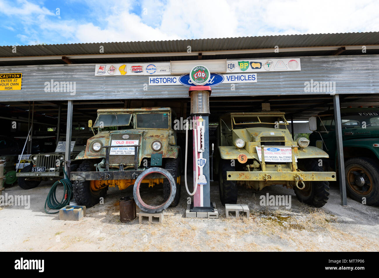 Oldtimer Lkw, Teil von Tom vor der historischen Ford Collection, Chillagoe, Far North Queensland, FNQ, QLD, Australien Stockfoto