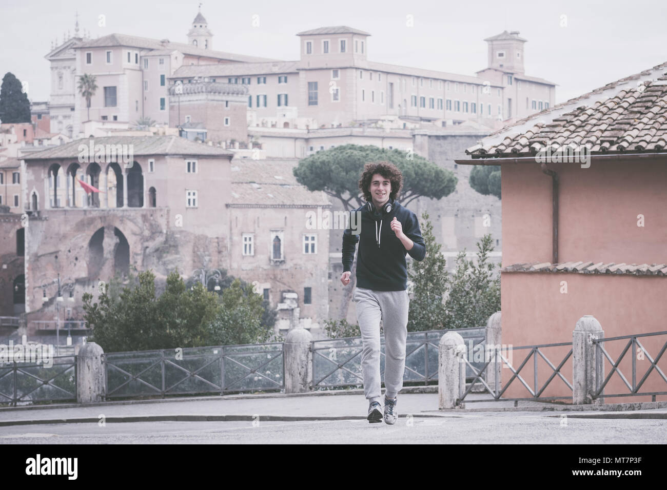 Hübscher junger Sportler Joggen in der Stadt Rom Stockfoto
