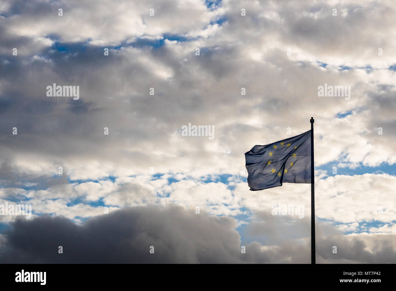 Fahne der Europäischen Union mit den Wolken im Hintergrund Stockfoto