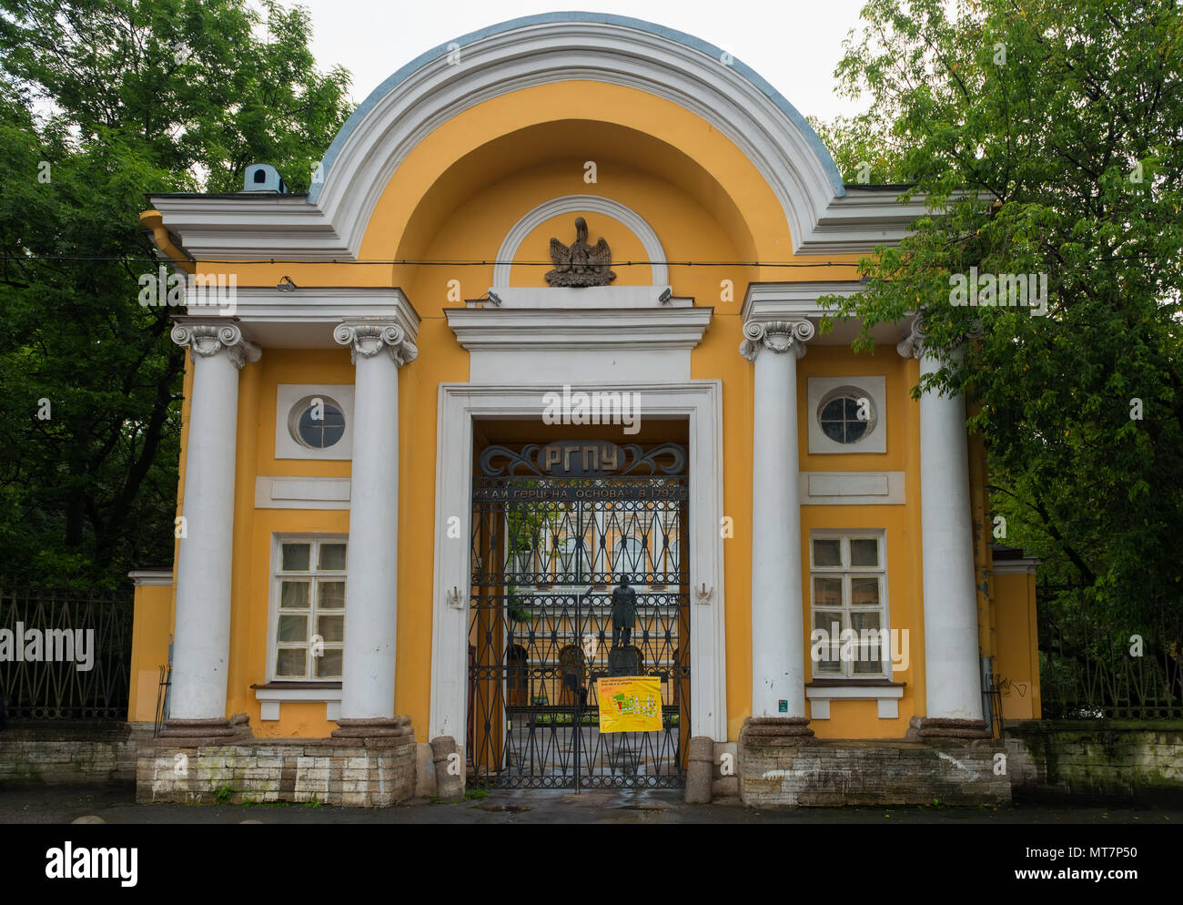 Russland, SANKT PETERSBURG - 18. AUGUST 2017: Das Tor des Razumovsky Palace. Der Russischen Staatlichen Pädagogischen Universität benannt nach A.I. Herzen Stockfoto