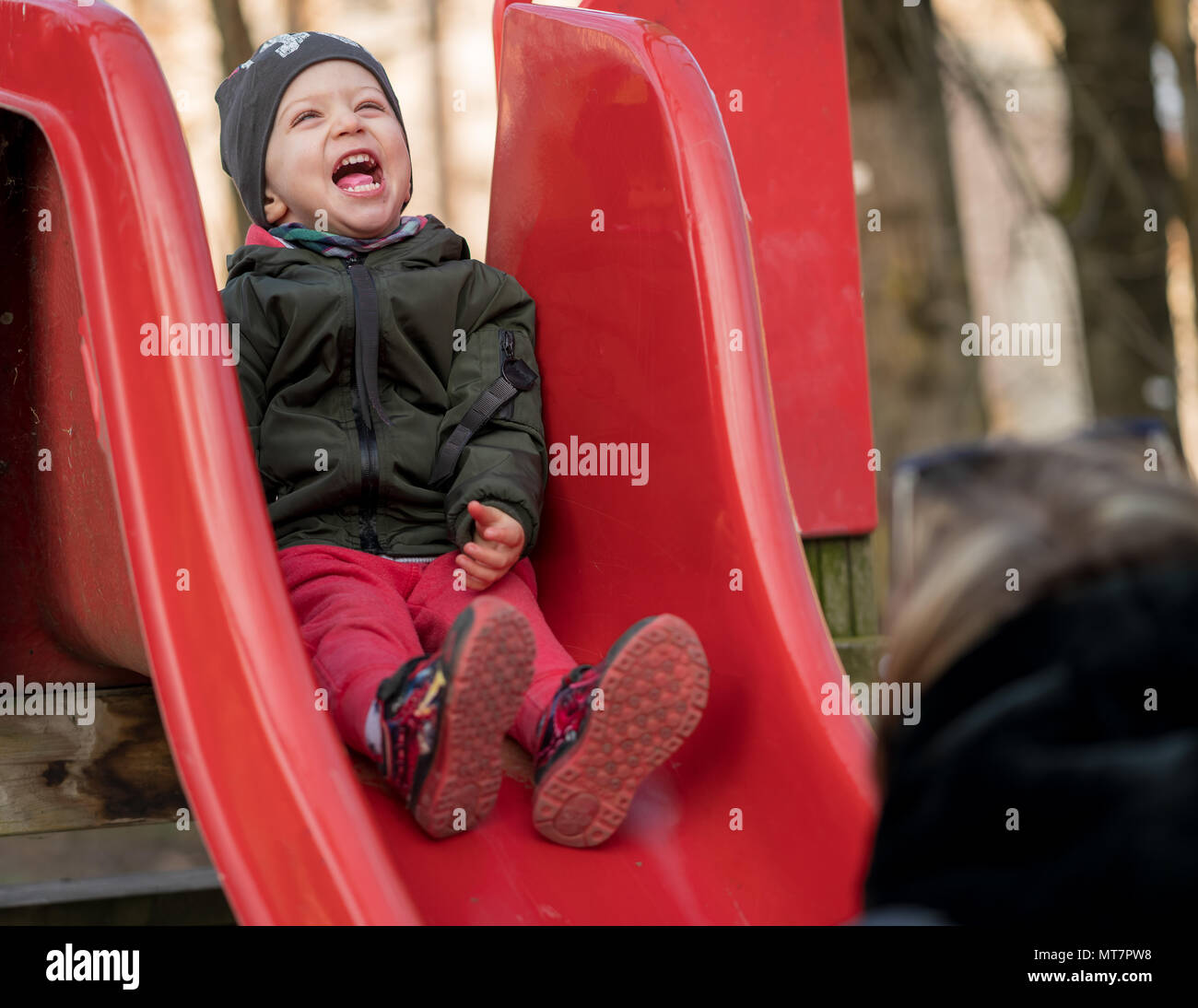 Happy Baby Boy Mit Einer Kappe Lacht Laut Auf Einer Kinderrutsche