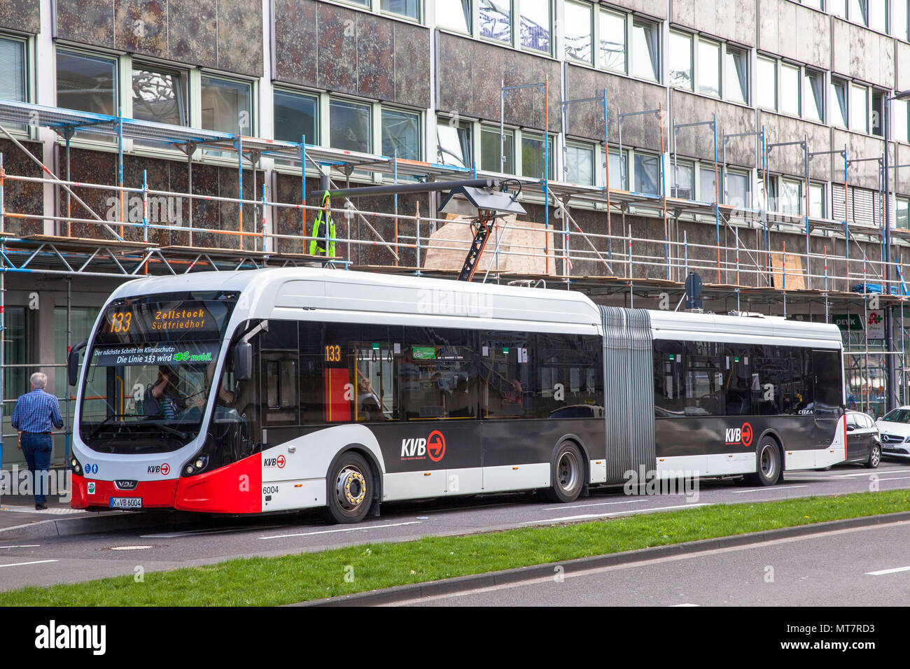 Electric Bus der Linie 133 an eine Ladestation am Breslauer Platz, Köln, Deutschland. Elektrobus der Linie 133 ein einer Ladestation bin Breslauer P Stockfoto