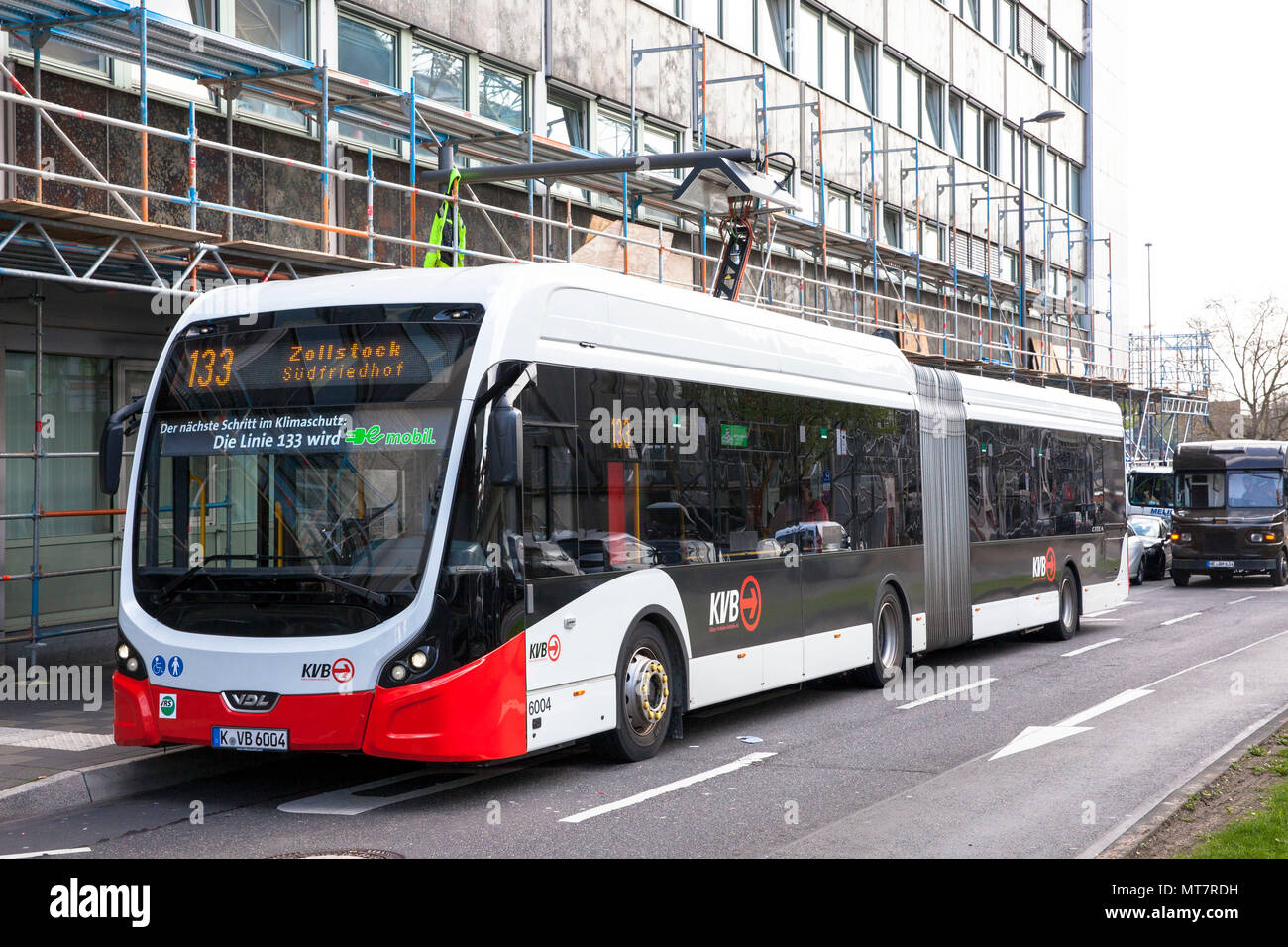 Electric Bus der Linie 133 an eine Ladestation am Breslauer Platz, Köln, Deutschland. Elektrobus der Linie 133 ein einer Ladestation bin Breslauer P Stockfoto