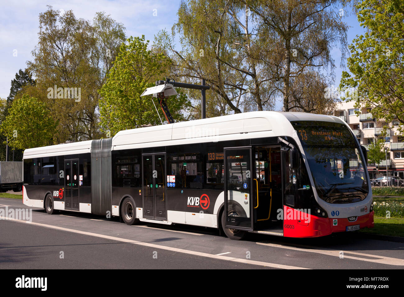 Electric Bus der Linie 133 an eine Ladestation an hoeninger Platz, Köln, Deutschland. Elektrobus der Linie 133 ein einer Ladestation bin Hoeninger P Stockfoto