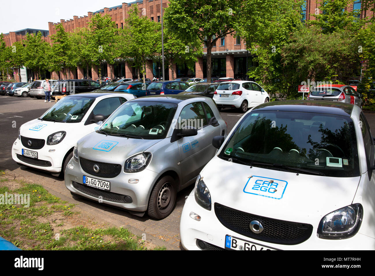 Smarts Der carsharer Car2Go an der Mobilstation auf dem Charles-de-Gaulle im Stadtteil Deutz, Köln, Deutschland. Mit einem direkten Anschluss t Stockfoto