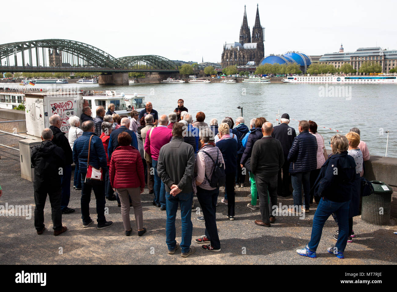 Deutschland, Köln, Touristen am Ufer des Rheins im Stadtteil Deutz, Aussicht über den Rhein bis zur Kathedrale. Deutschland, Koeln, Touristische Stockfoto