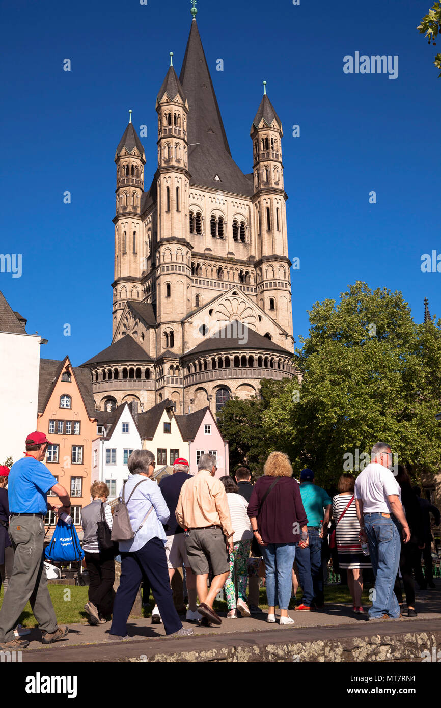 Deutschland, Köln, Touristen vor der Kirche Groß St. Martin im alten Teil der Stadt. Deutschland, Koeln, Touristengruppe der Kirche Gr Stockfoto