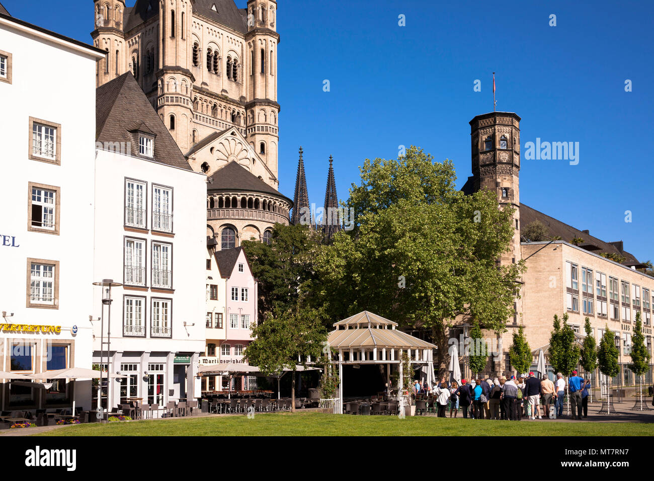 Deutschland, Köln, Touristen vor der Kirche Groß St. Martin und das Stapelhaus Turm der im alten Teil der Stadt. Deutschland, Koeln, T Stockfoto
