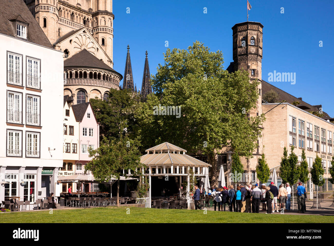 Deutschland, Köln, Touristen vor der Kirche Groß St. Martin und das Stapelhaus Turm der im alten Teil der Stadt. Deutschland, Koeln, T Stockfoto