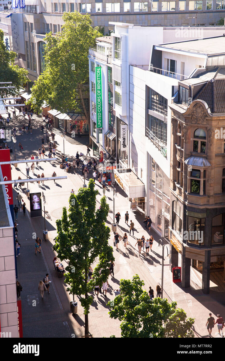 Deutschland, Köln, der Einkaufsstraße Schildergasse in der Stadt, mit 14.000 Menschen, die durch jede Stunde, es ist die belebte Einkaufsstraße in Stockfoto