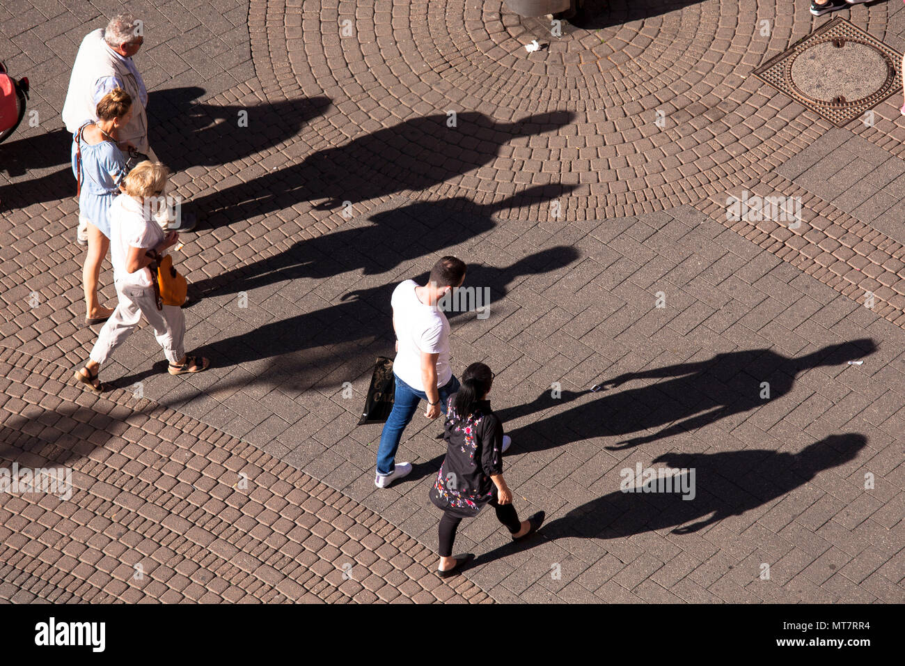 Deutschland, Köln, Leute auf der Einkaufsstraße Schildergasse werfen lange Schatten. Deutschland, Koeln, Menschen auf der Einkaufsstrasse Schildergasse Stockfoto