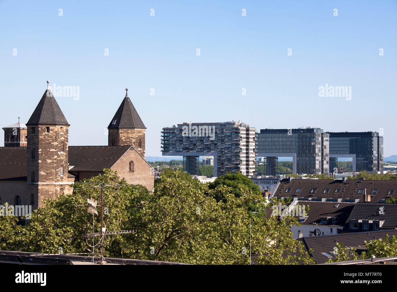 Deutschland, Köln, Blick über die Dächer der Stadt zur Kirche St. Maria im Kapitol und der Kran Häuser im Rheinauer Hafen. Deutschland, Koe Stockfoto