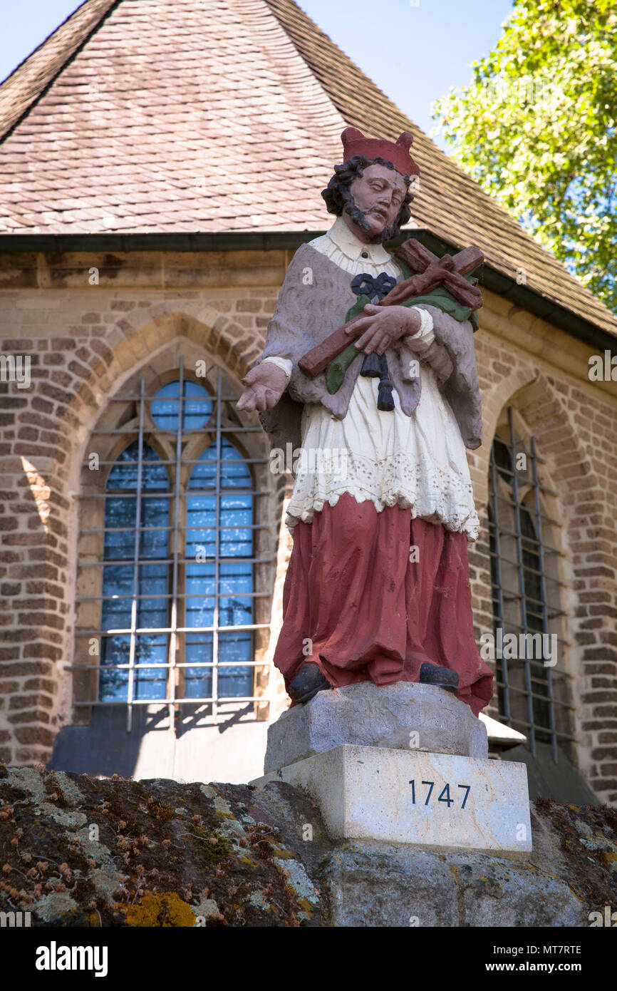 Deutschland, Köln, Statue Johann von Nepomuk an der Wand der Kirche Alt Sankt Katharina im Stadtteil Niehl. Deutschland, Koeln, Statue des Heiligen Stockfoto