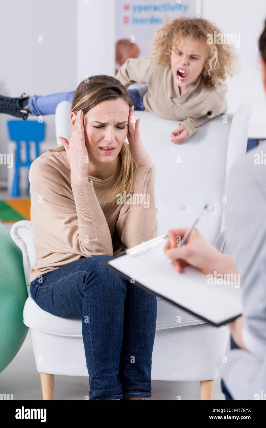 Aggressive Kinder und depressiven Mutter während der Psychotherapie Stockfoto