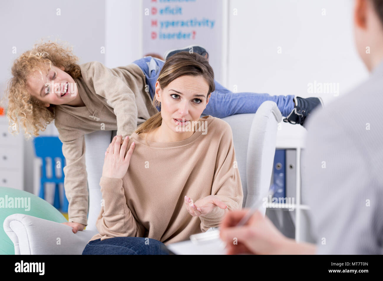 Aufgeregten Kind und müde Mutter Beratung ADHS-Spezialist Stockfoto