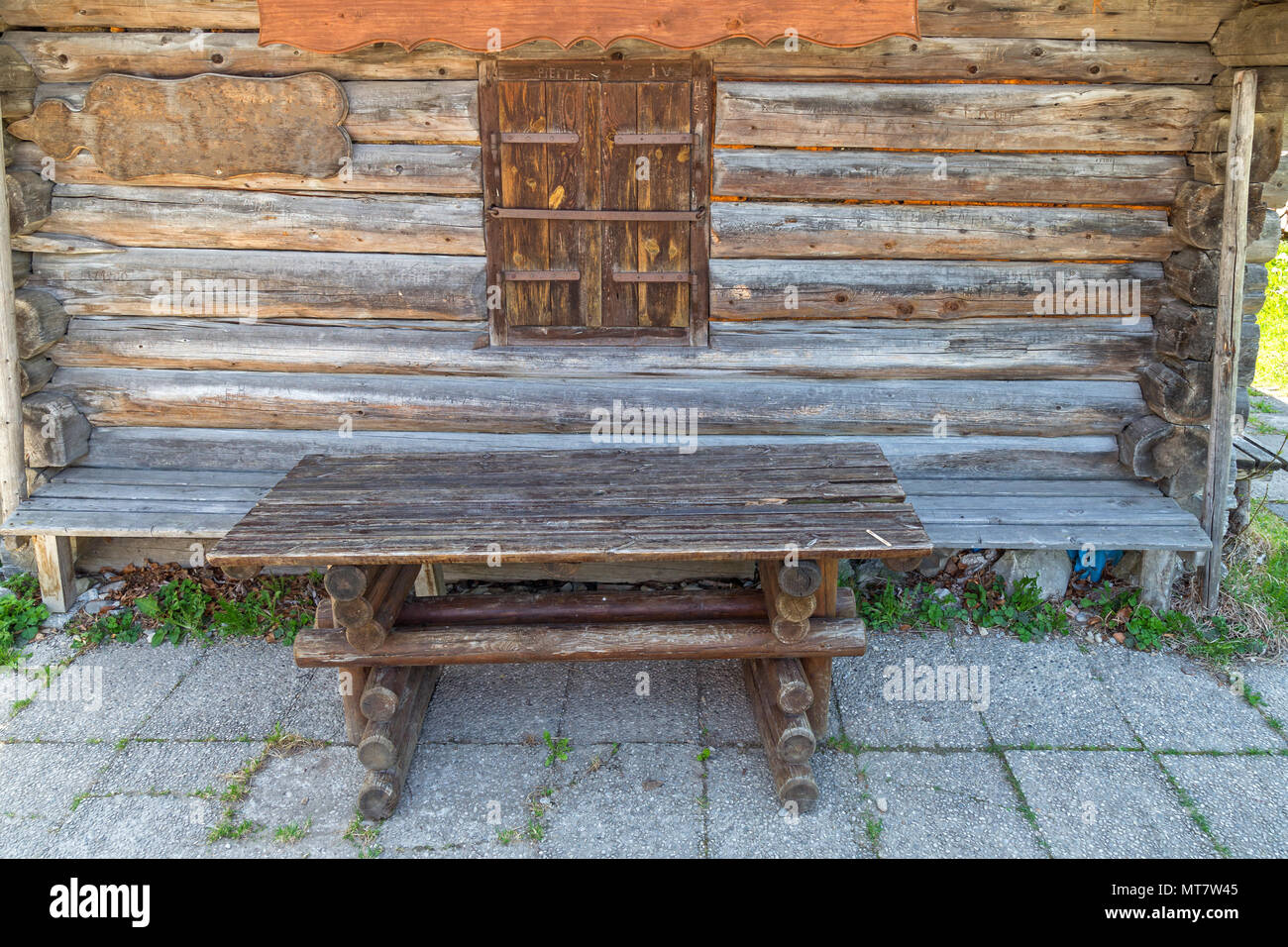 Holztisch vor einer Holzhütte auf einem Bergbauernhof in den Bayerischen Alpen Stockfoto