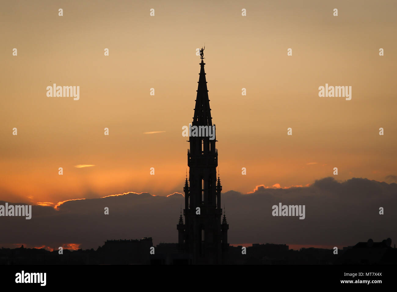 Silhouette der Brüsseler Rathaus (Hotel de Ville) bei Sonnenuntergang Stockfoto