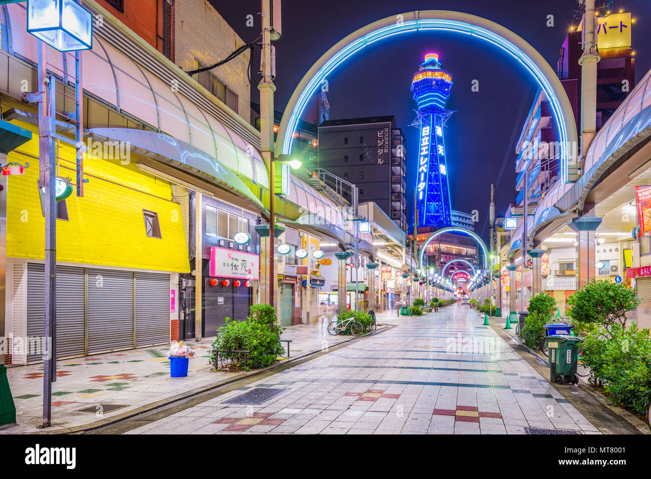 OSAKA, Japan - 17. AUGUST 2015: Die Shinsekai Viertel von Osaka. Die Nachbarschaft war im Jahr 1912 mit New York und Paris, die ursprünglich als Mo, erstellt Stockfoto