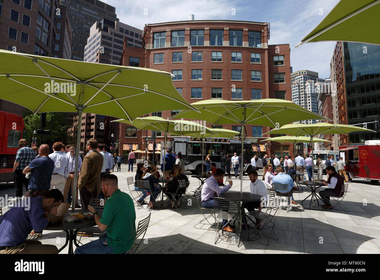 Die Mittagspause im Büro im Freien auf der Greenway, Downtown Boston Massachusetts Stockfoto