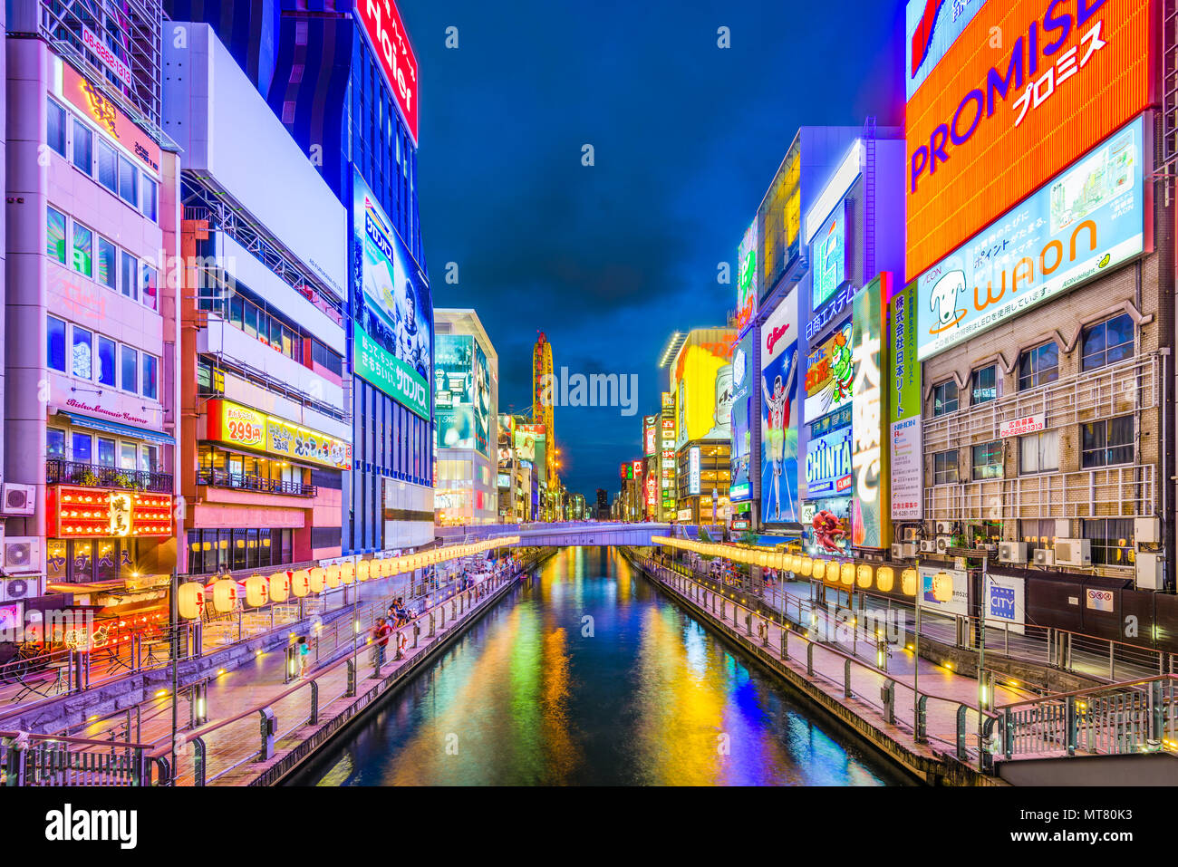 OSAKA, Japan - 16. AUGUST 2015: Die dotonbori Kanal im Namba Viertel. Der Kanal stammt aus dem frühen 17. Jahrhundert und ist ein beliebter Nachtleben destinatio Stockfoto