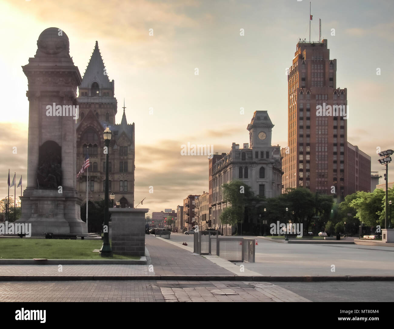 In Syracuse, New York, USA. 28. Mai 2018. Blick auf die historischen Wahrzeichen aus Clinton Square in Downtown Syracuse, New York bei Sonnenaufgang Stockfoto