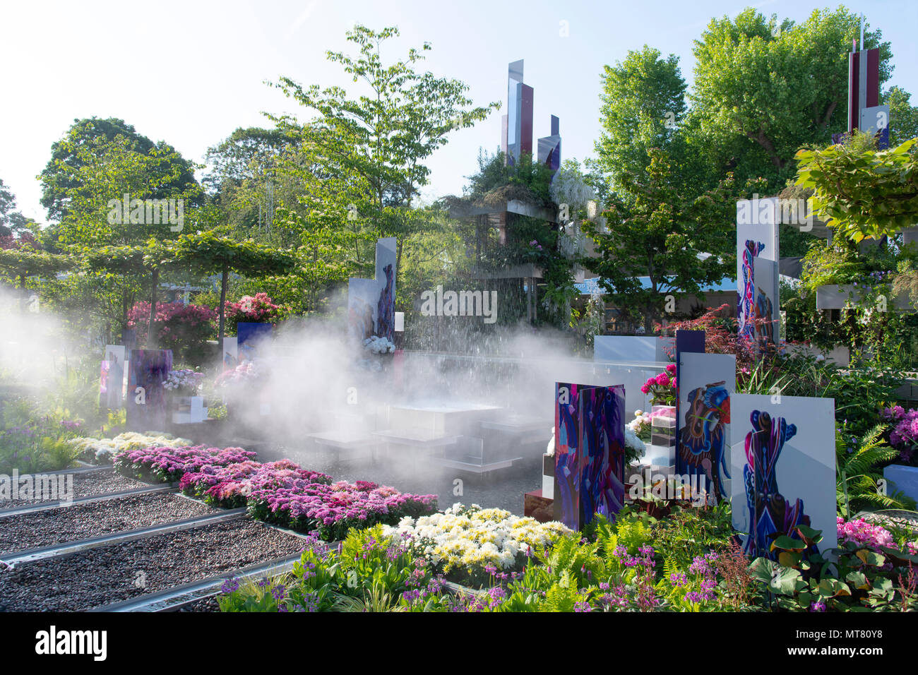 Nebel stieg von Brunnen in der Wuhan Wasser Garten von Laurie Chetwood und Patrick Collins an der RHS Chelsea Flower Show 2018, London, UK konzipiert Stockfoto