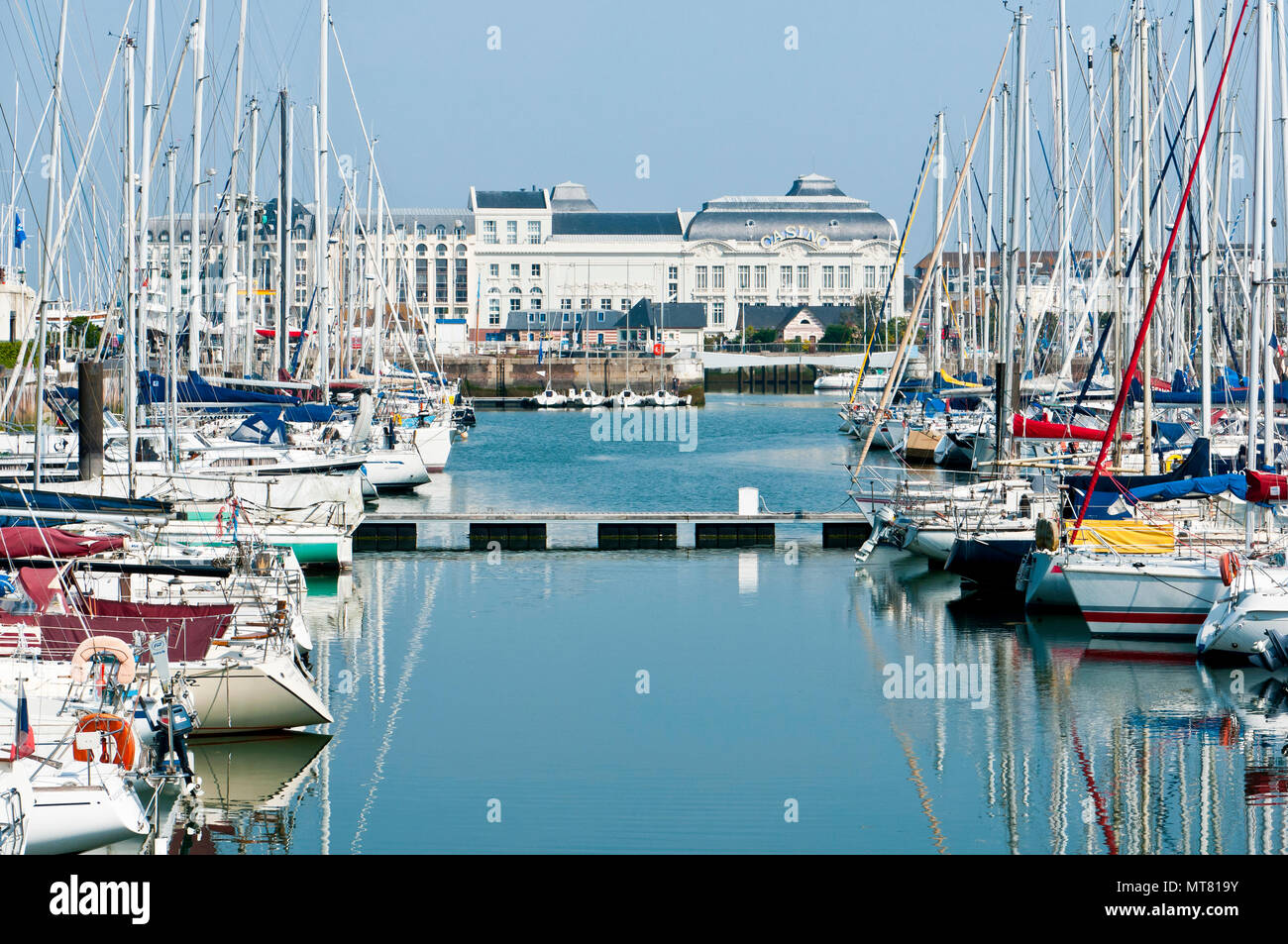 Hafen und Casino in Deauville, Calvados, Normandie, Frankreich Stockfoto