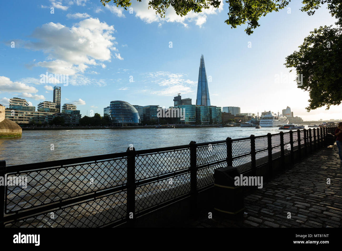 Blick vom Damm in der Nähe von Tower Millennium Pier. Shard, Rathaus, HMS Belfast Stockfoto