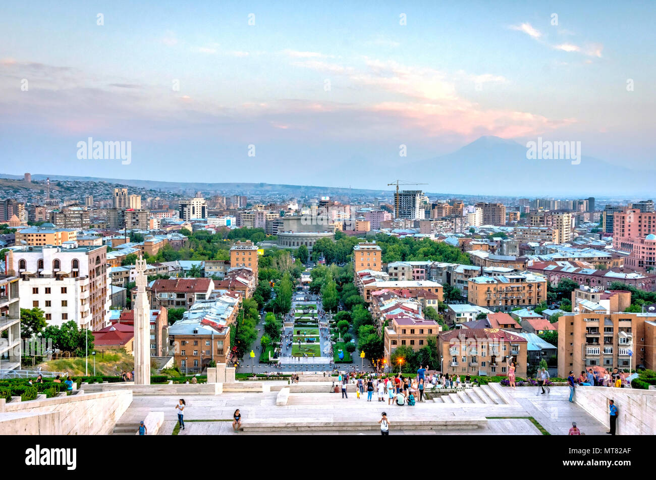 YEREVAN, Armenien - 1. AUGUST: Blick über cascade Treppen und Tamanyan Park, berühmten Ort in Eriwan, Armenien. August 2017 Stockfoto