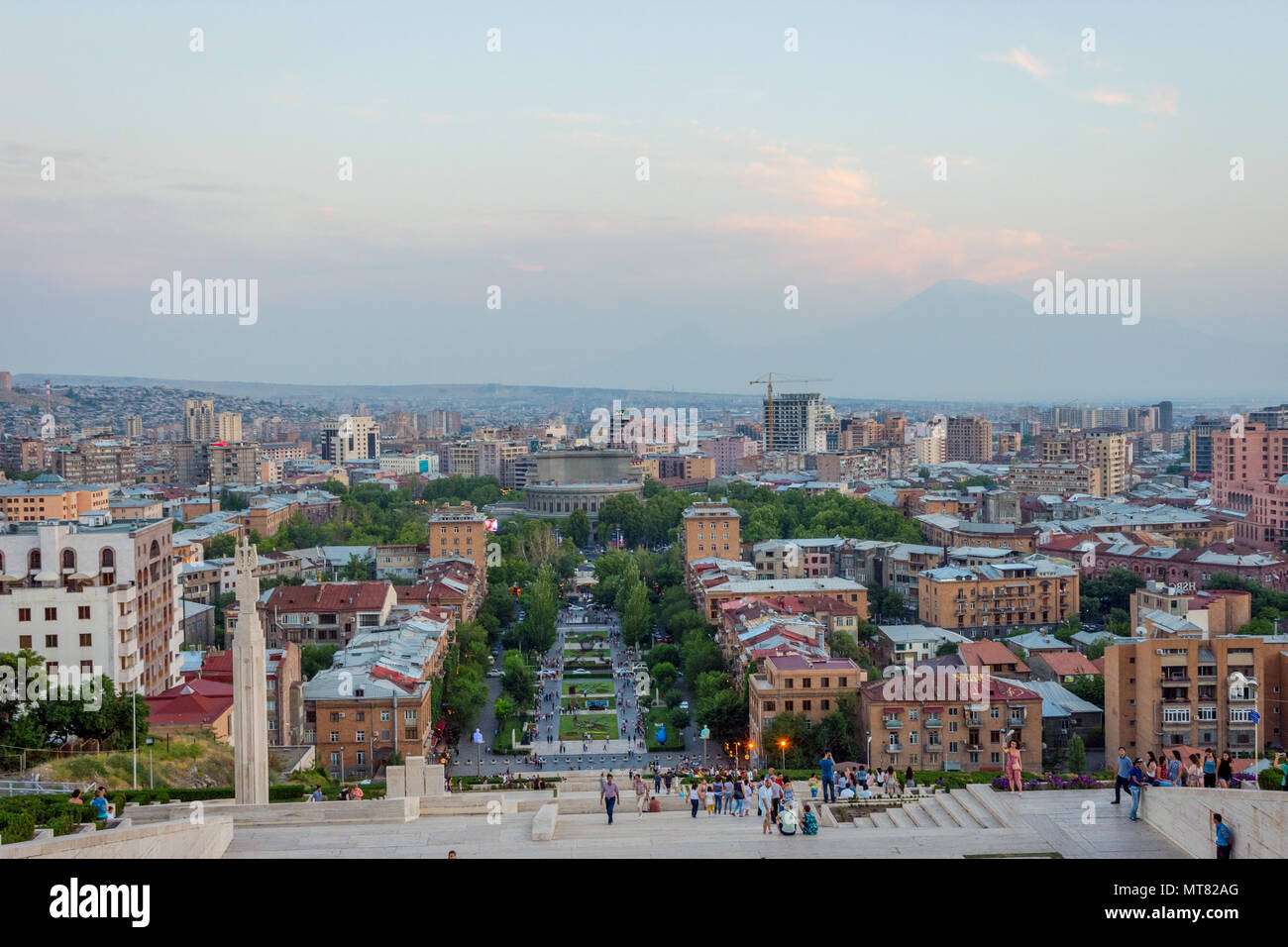 YEREVAN, Armenien - 1. AUGUST: Blick über cascade Treppen und Tamanyan Park, berühmten Ort in Eriwan, Armenien. August 2017 Stockfoto