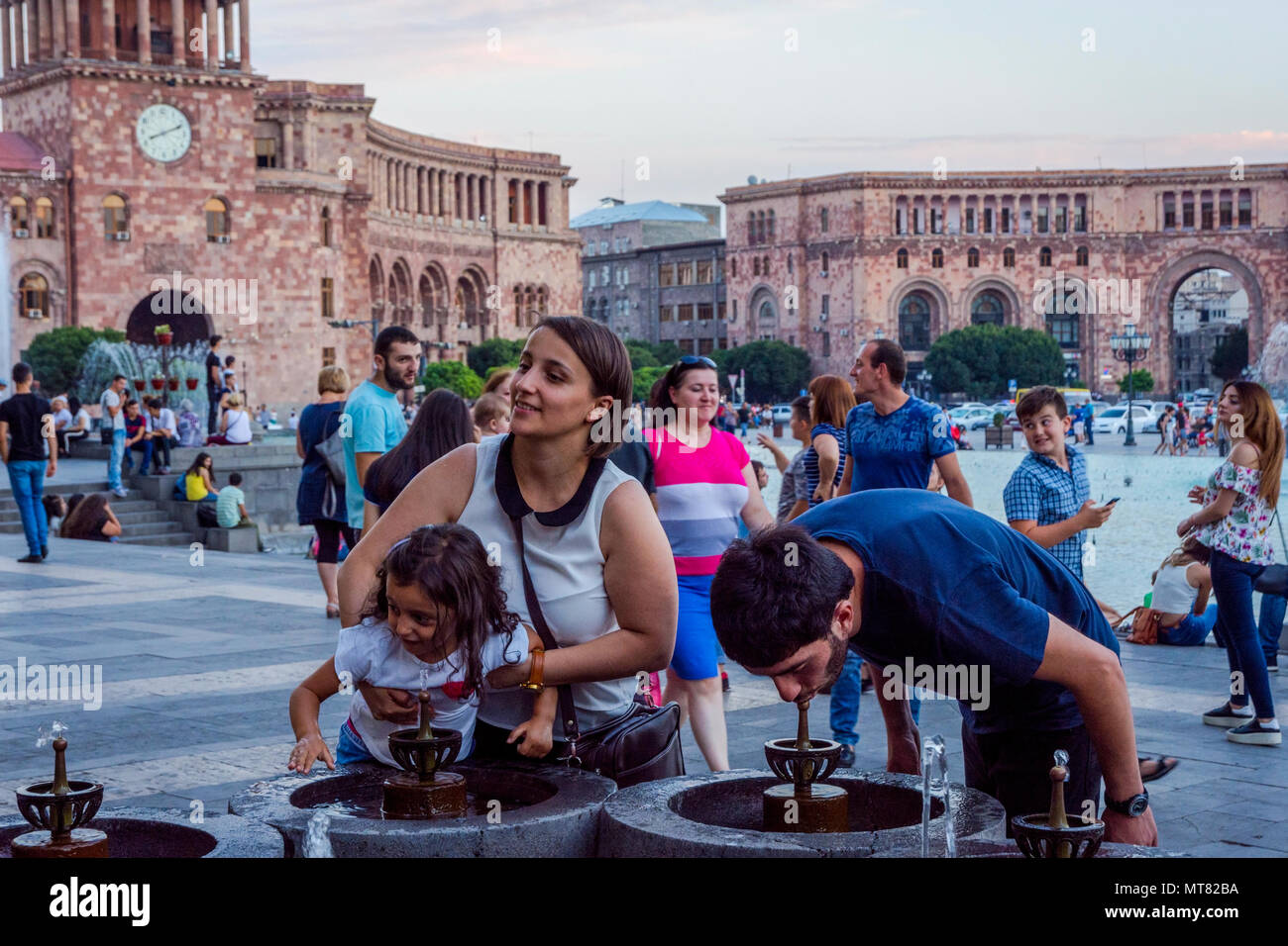 YEREVAN, Armenien - AUGUST 2: Menschen Trinkwasser aus dem Brunnen am Platz der Republik an einem heißen Sommertag. August 2017 Stockfoto