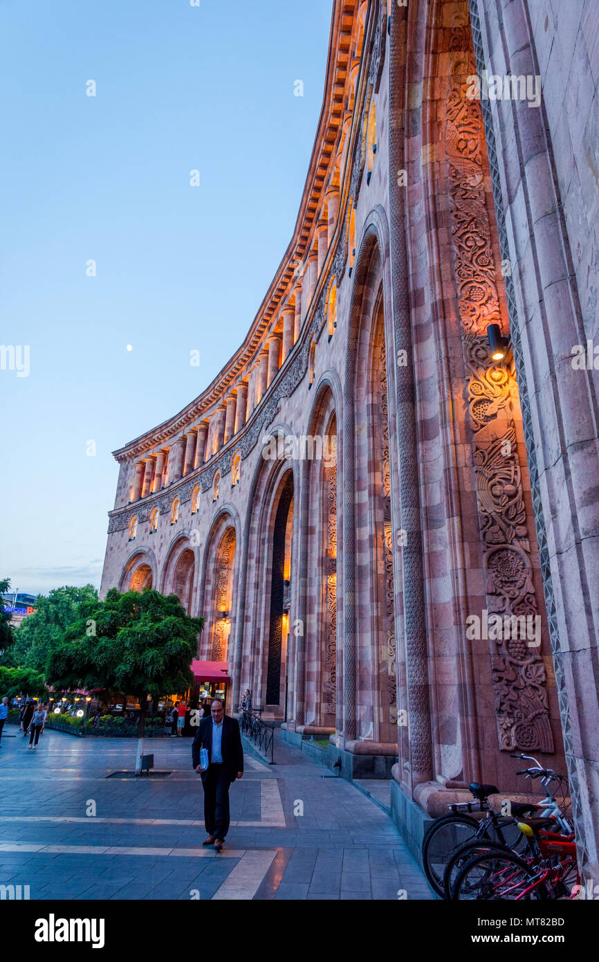 YEREVAN, Armenien - AUGUST 2: Leute, die palisade am Platz der Republik in Eriwan, Armenien. August 2017 Stockfoto
