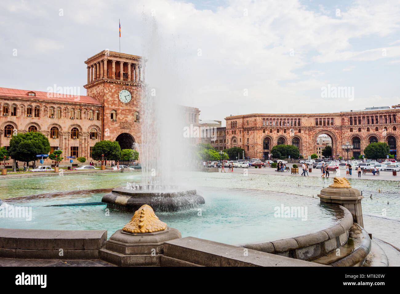 YEREVAN, Armenien - AUGUST 2: Platz der Republik mit dem Brunnen und Uhrturm in Armenien Hauptstadt. August 2017 Stockfoto