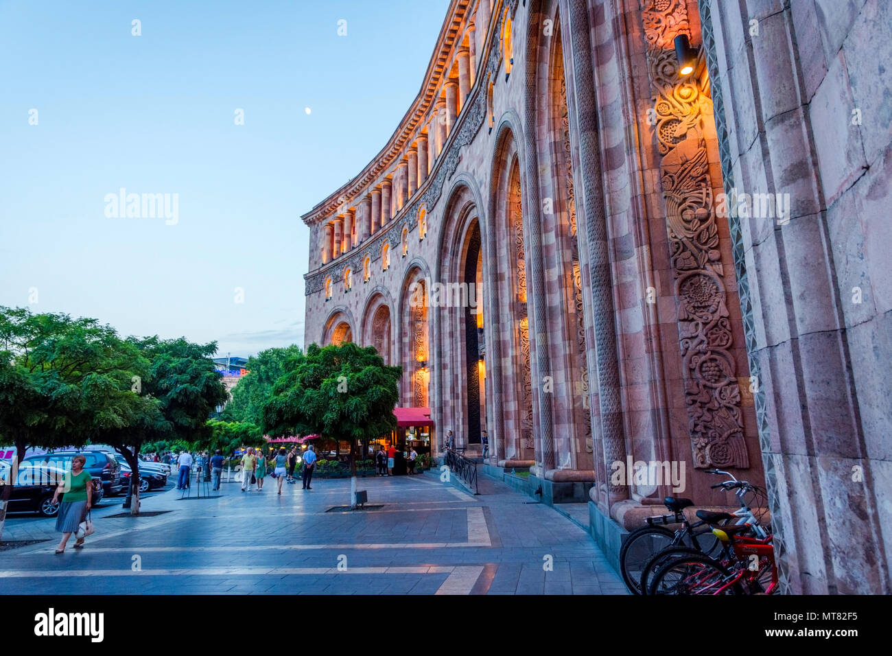 YEREVAN, Armenien - AUGUST 2: Leute, die palisade am Platz der Republik in Eriwan, Armenien. August 2017 Stockfoto