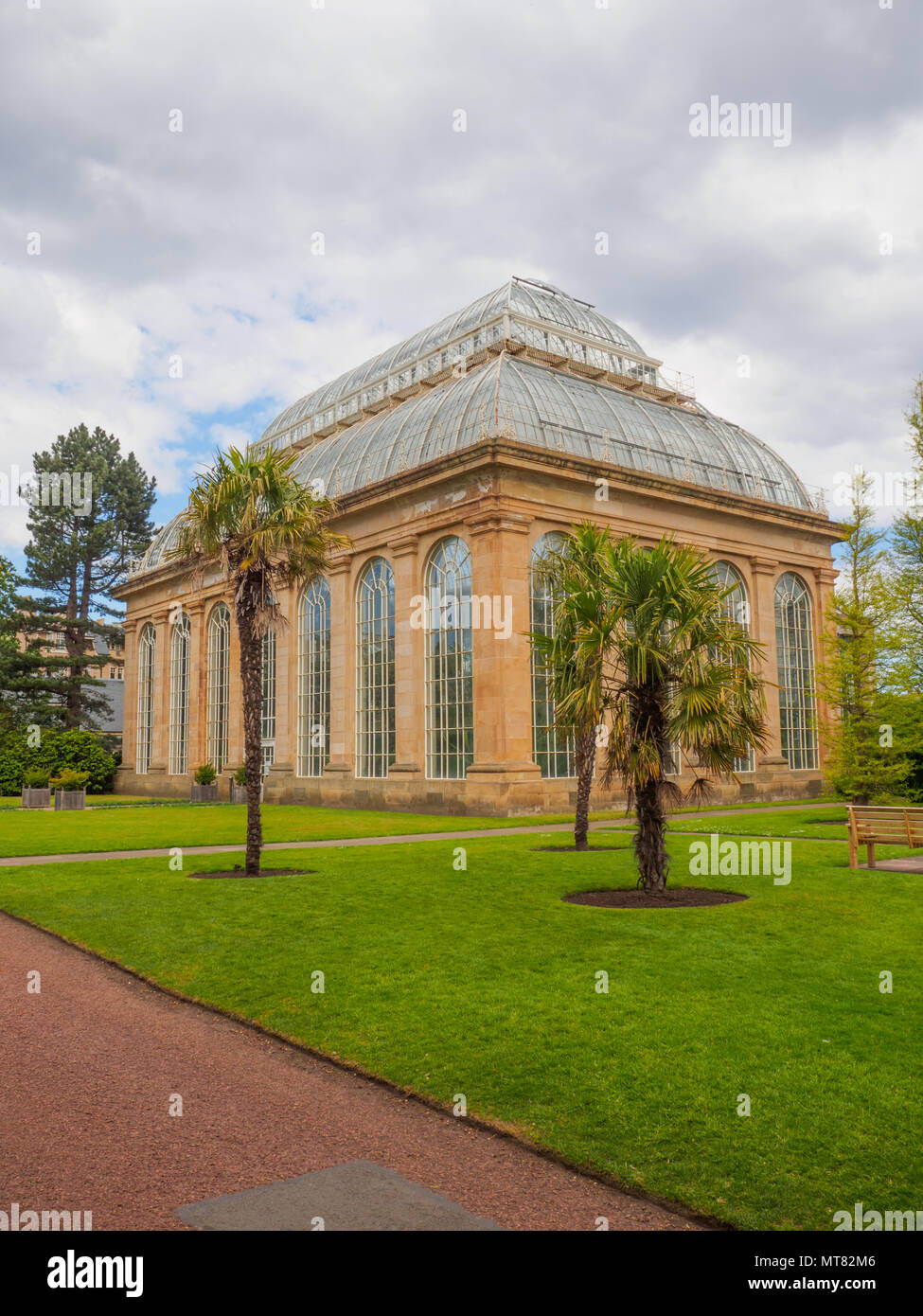 Die Viktorianischen Palm House, das älteste Gewächshaus an der Royal Botanic Gardens, einem öffentlichen Park in Edinburgh, Schottland, Großbritannien. Stockfoto