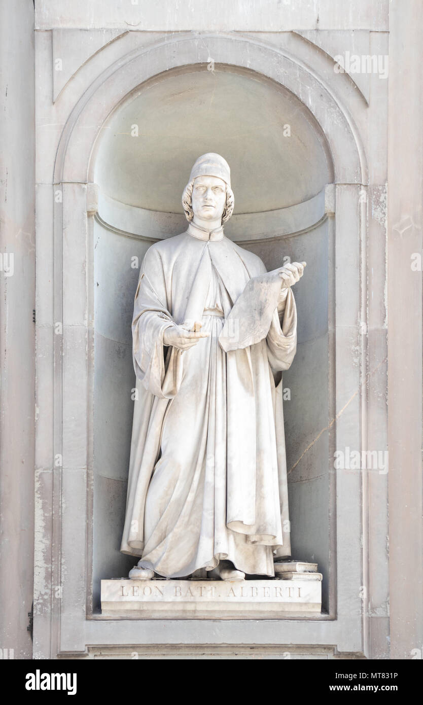 Statue von Leon Battista Alberti, auf der Fassade der Uffizien. Florenz, Toskana, Italien Stockfoto