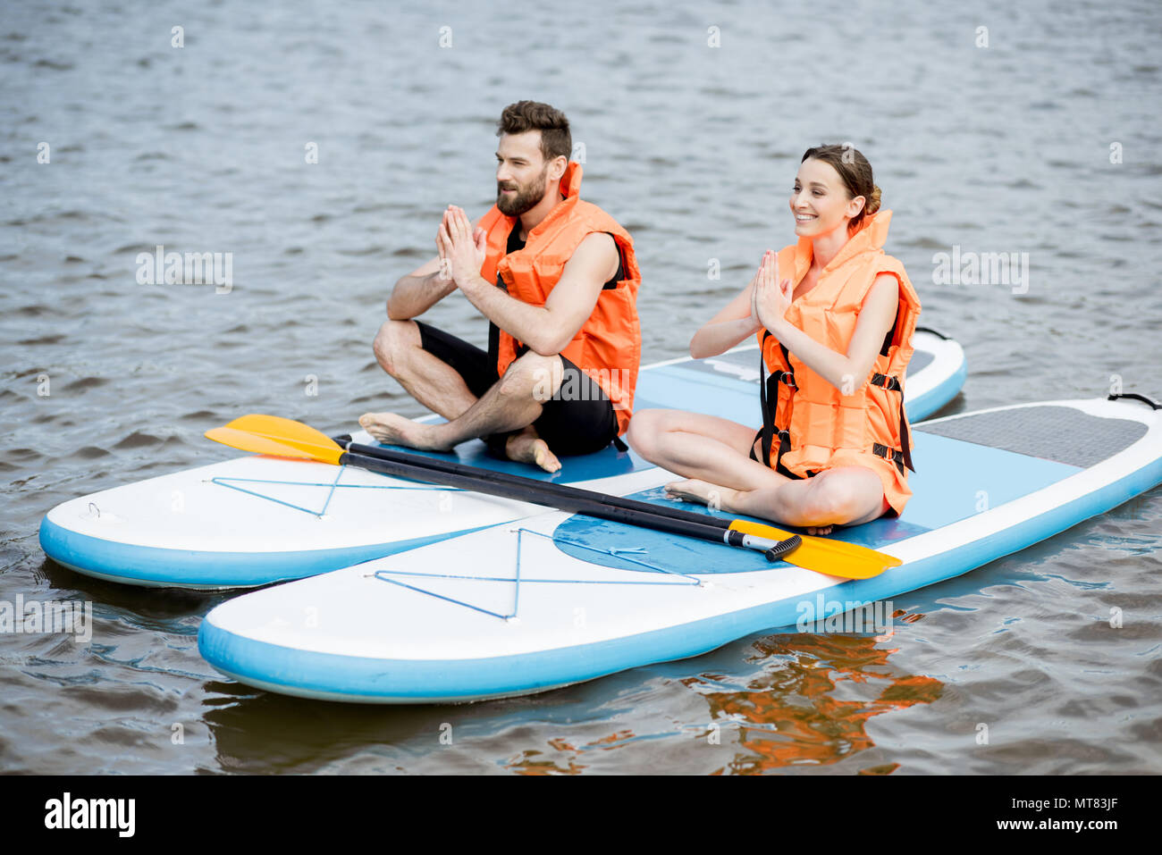 Paar entspannen auf dem Stand up paddleboard Stockfoto