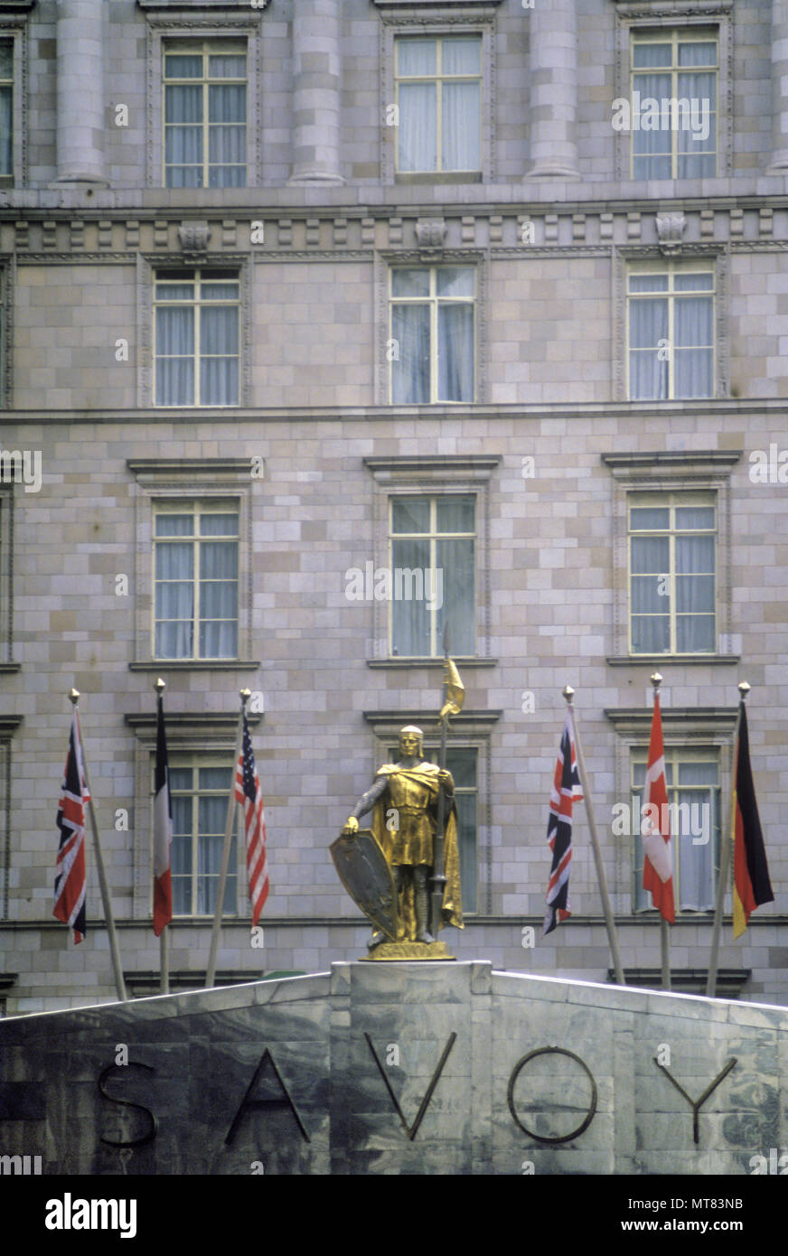 1988 historischen Eingang SAVOY HOTEL THE STRAND CHARING CROSS LONDON ENGLAND GROSSBRITANNIEN Stockfoto