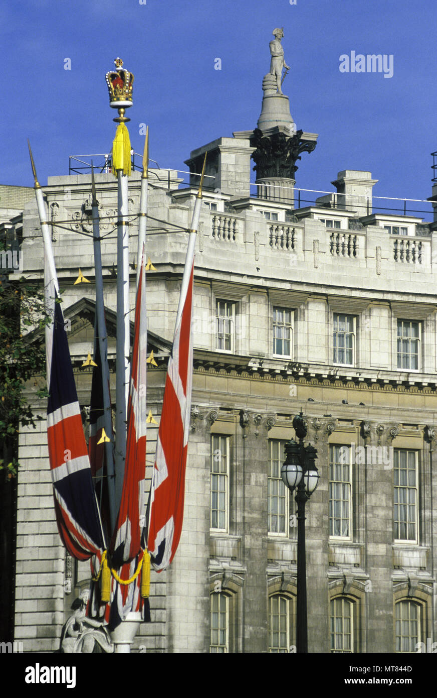 1988 historischen britischen Flaggen FAHNENMAST ADMIRALTY ARCH Nelson's Column London England Großbritannien Stockfoto
