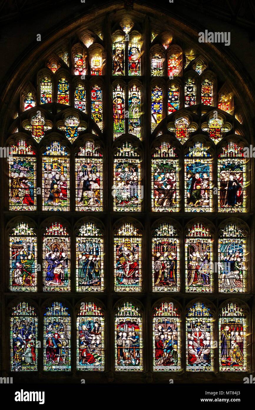 Westfenster, Glasmalerei, Kapitel, die Kathedrale von Canterbury, Canterbury, Kent in der obersten Zeile, Königin Bertha, Augustin und König Ethelbert, der begonnen hat. Stockfoto