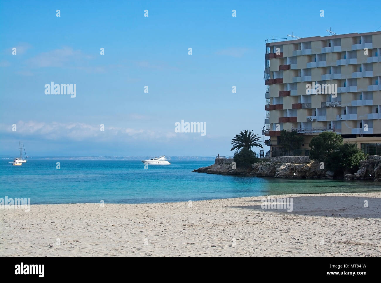 PALMA, MALLORCA, SPANIEN - 17. FEBRUAR 2018: Palma Nova Strand, Hotel und Berge an einem bewölkten Tag am 17. Februar im Palma, Mallorca, Balearen, Spanien 2018. Stockfoto