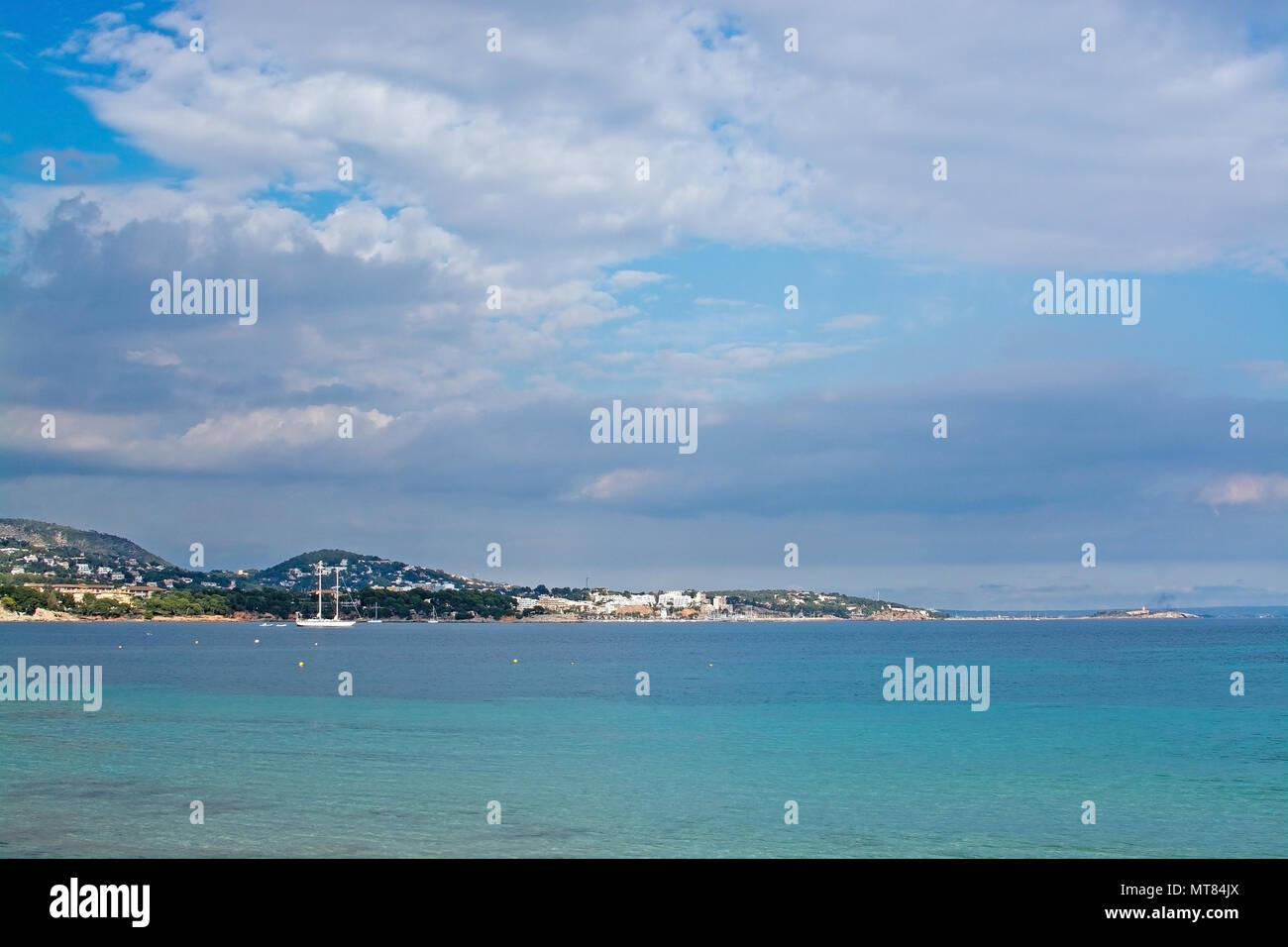 PALMA, MALLORCA, SPANIEN - 17. FEBRUAR 2018: Palma Nova Strand, Hotel und Berge an einem bewölkten Tag am 17. Februar im Palma, Mallorca, Balearen, Spanien 2018. Stockfoto