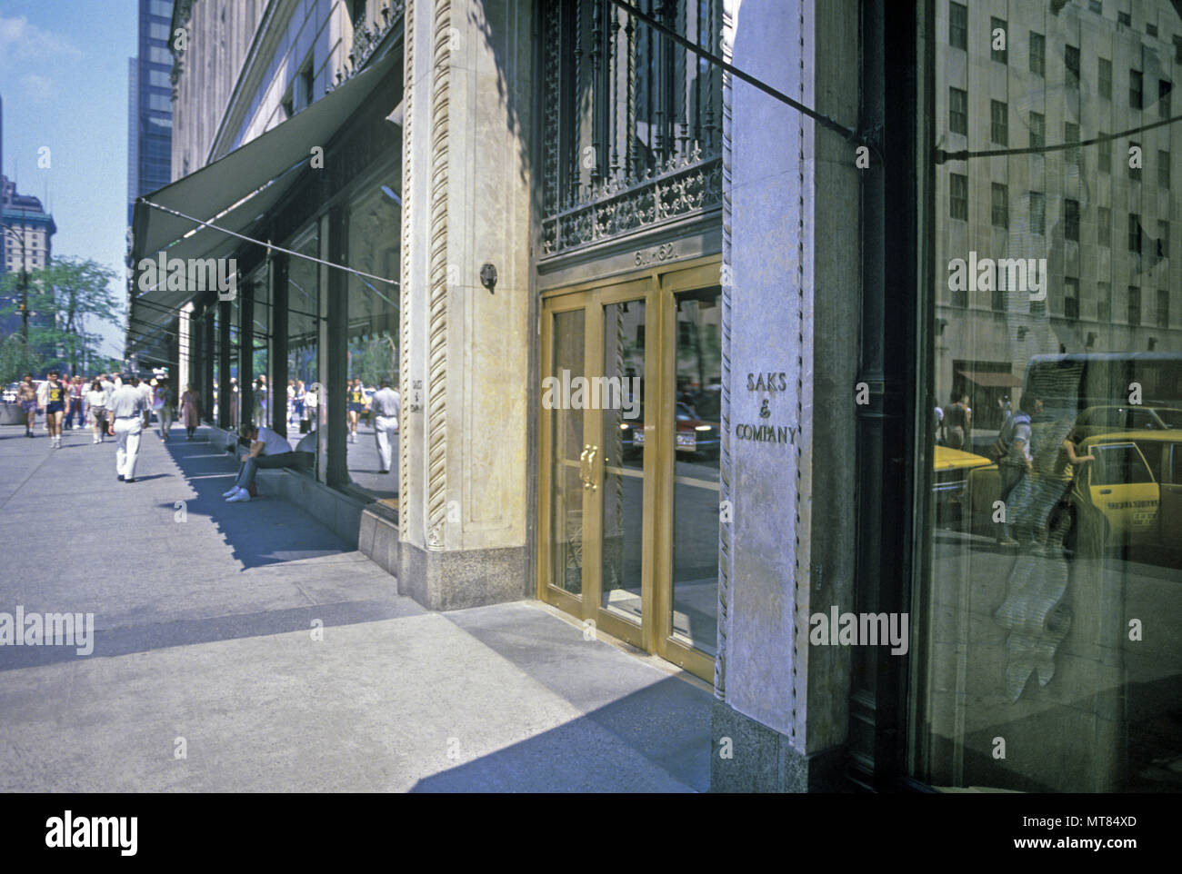 Historische 1988 SAKS FIRMA ABTEILUNG STORE FIFTH AVENUE in Manhattan NEW YORK CITY USA Stockfoto