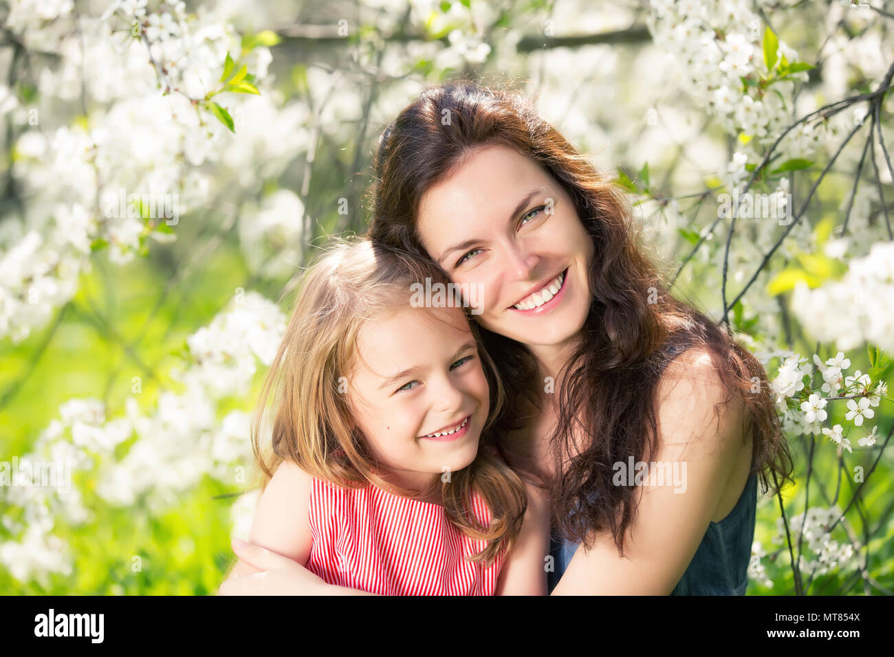 Mutter und Tochter im sonnigen park Stockfoto
