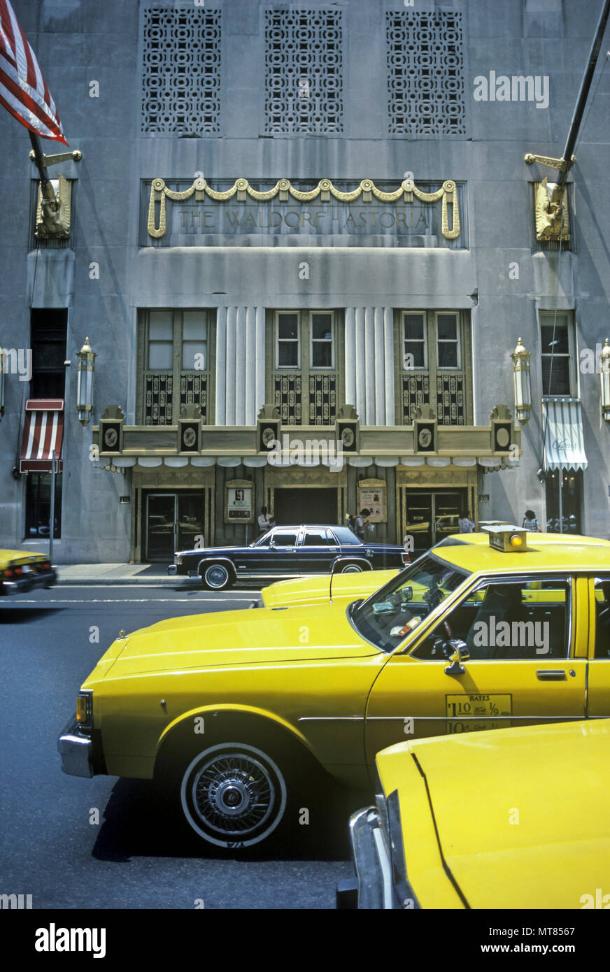 1988 historische GELBE CHEVROLET IMPALA TAXIS (© GENERAL MOTORS CORP 1985) Waldorf Astoria Hotel (© SCHULTZ & Weber 1931) Lexington Avenue EINGANG MIDTOWN MANHATTAN NEW YORK CITY USA Stockfoto