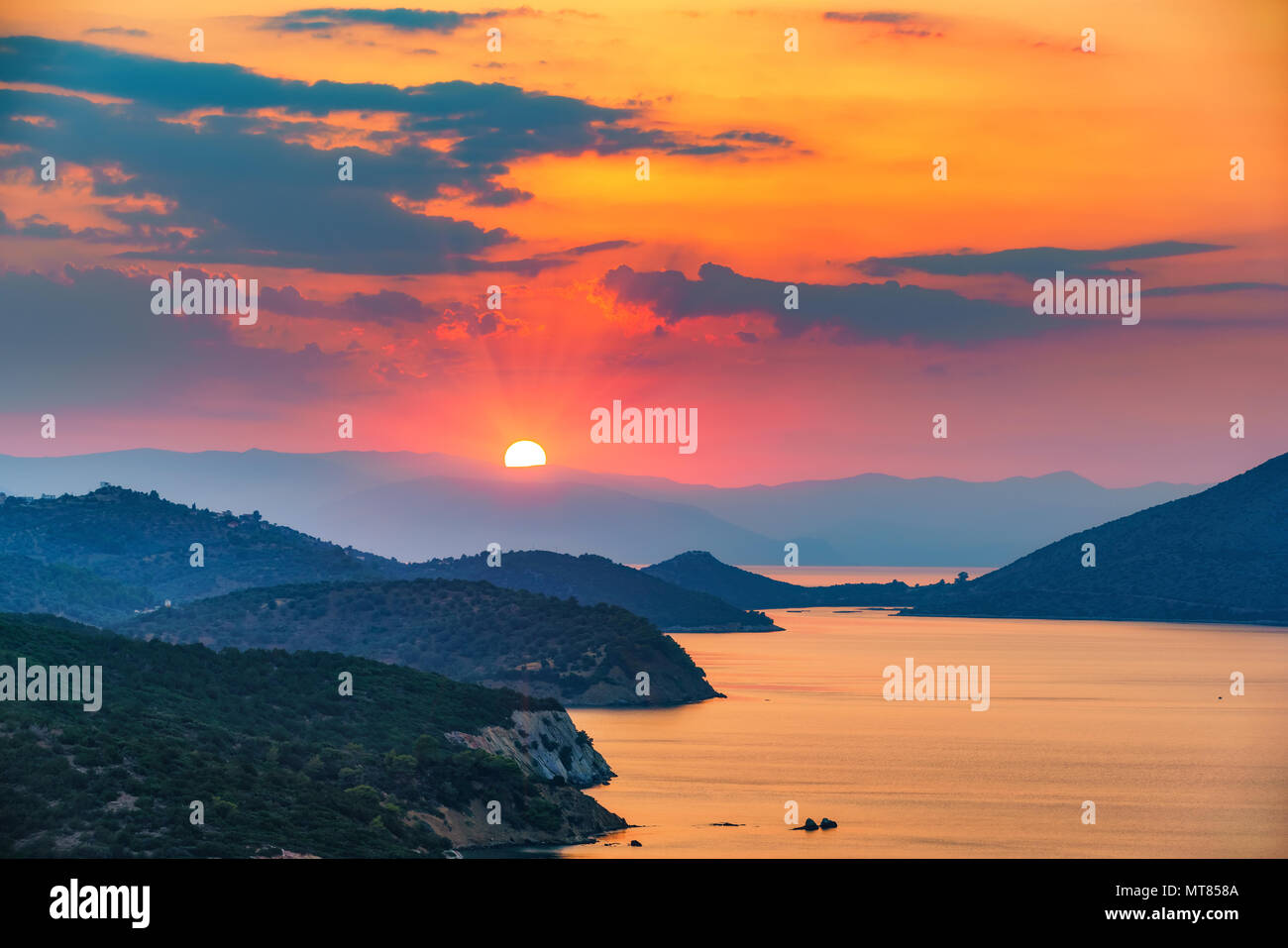 Sonnenuntergang über Meer in Griechenland Stockfoto