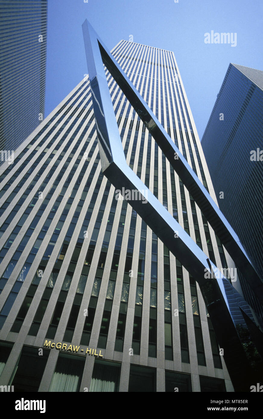 1987 HISTORISCHE SONNE DREIECK EQUINOX SKULPTUR (©ATHELSTAN SPILHAUS 1973) MCGRAW HILL BUILDINGHARRISON ABRAMOVITZ & HARRIS 1972) AVENUE MANHATTAN NEW YORK CITY USA Stockfoto