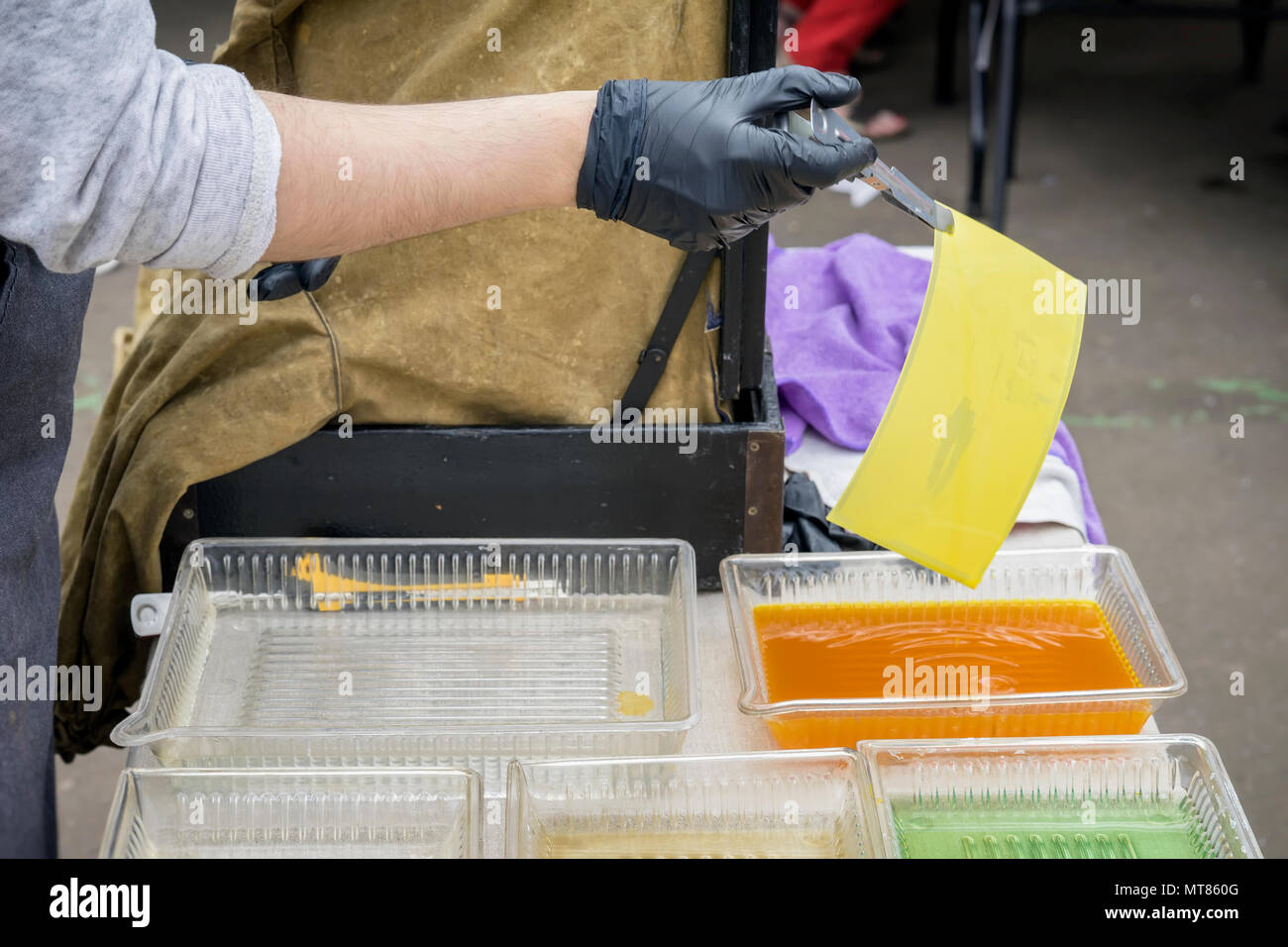 Hand Fotograf mit Zangen und vintage Foto. Entwicklung von schwarzen und weißen Fotografien von alten Kamera auf der Straße Stockfoto