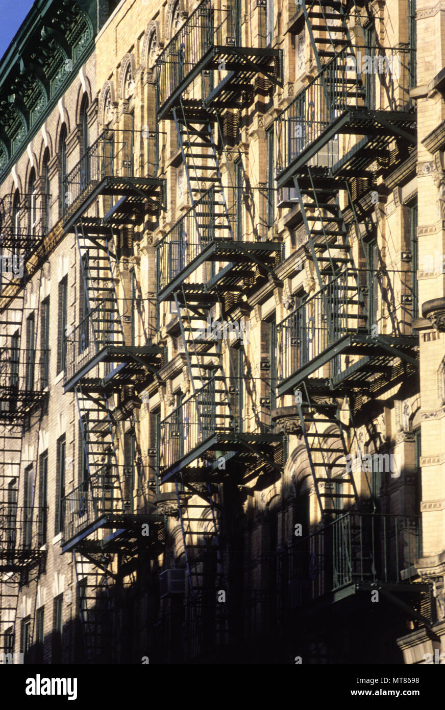 1988 historische Reihen VON FEUER AUF WOHNHAUS OHNE KLIMAANLAGEN BLEEKER STREET Greenwich Village in Manhattan, New York City, USA Stockfoto