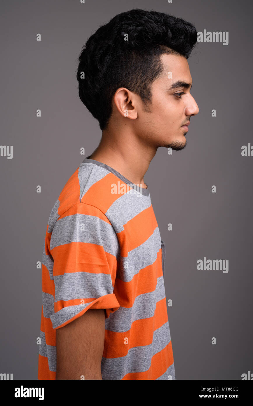 Junge Inder gegen grauer Hintergrund Stockfoto